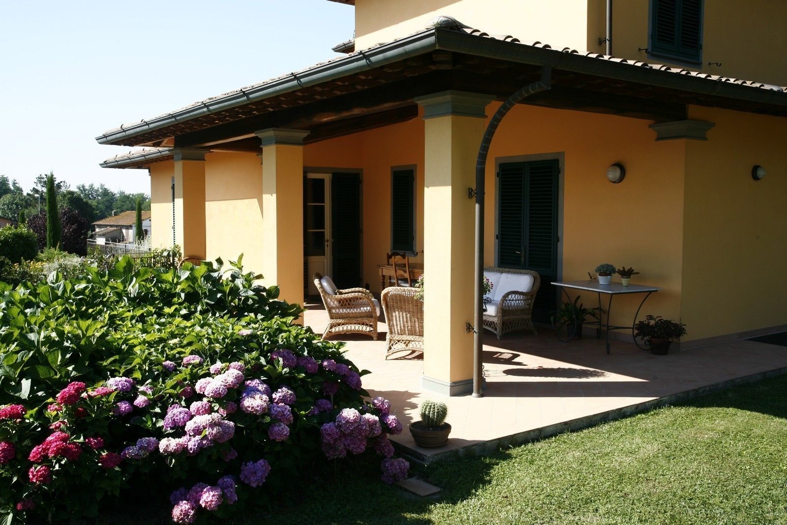 Villa Via Sbarra, Studio Tecnico Fanucchi Studio Tecnico Fanucchi Classic style balcony, veranda & terrace