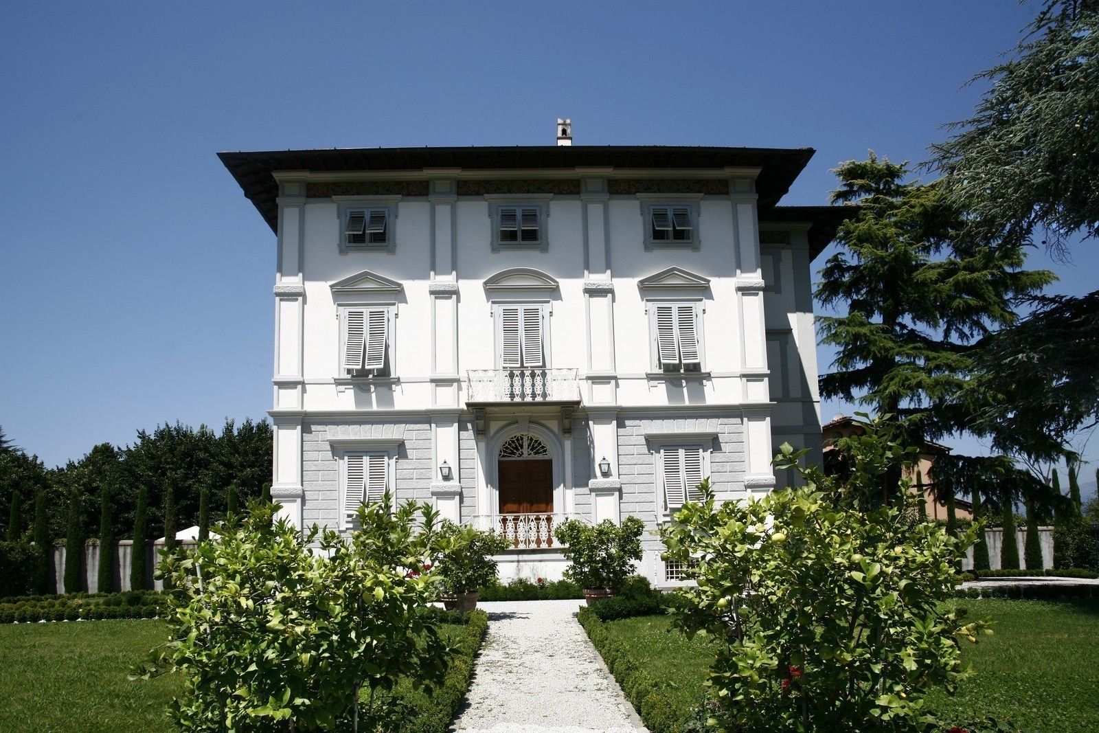 Villa Montuolo, Studio Tecnico Fanucchi Studio Tecnico Fanucchi Classic style balcony, veranda & terrace