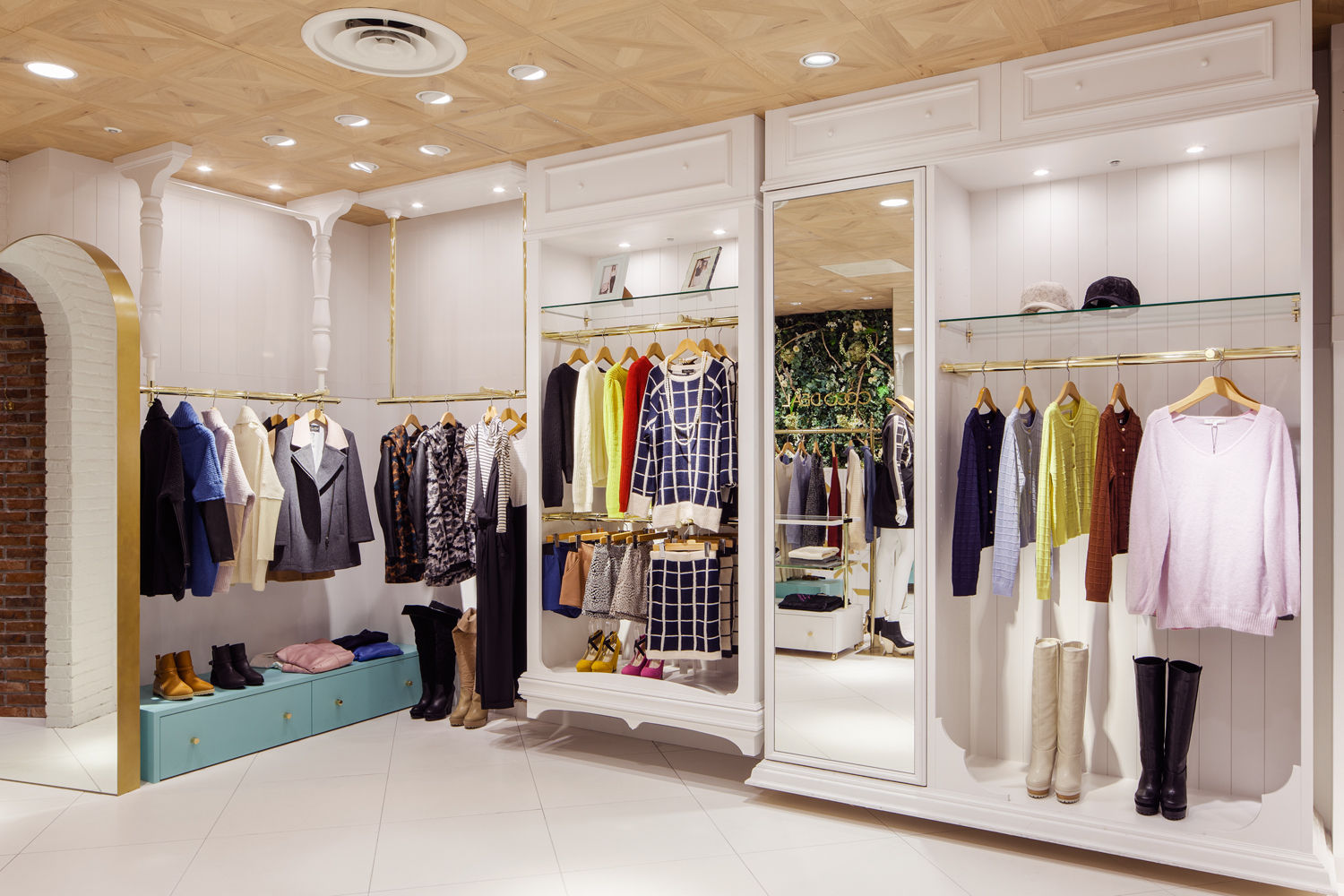 Closets from the ceiling sorama me Inc. مساحات تجارية محلات تجارية