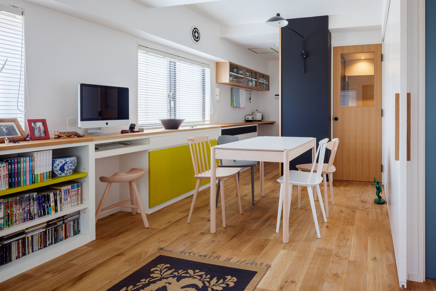 A residence in Shibuya, sorama me Inc. sorama me Inc. Eclectic style dining room