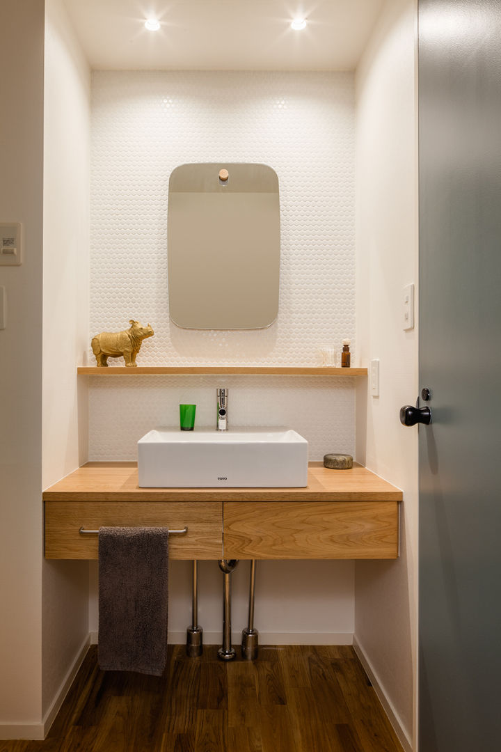 A residence in Shibuya, sorama me Inc. sorama me Inc. Eclectic style bathroom