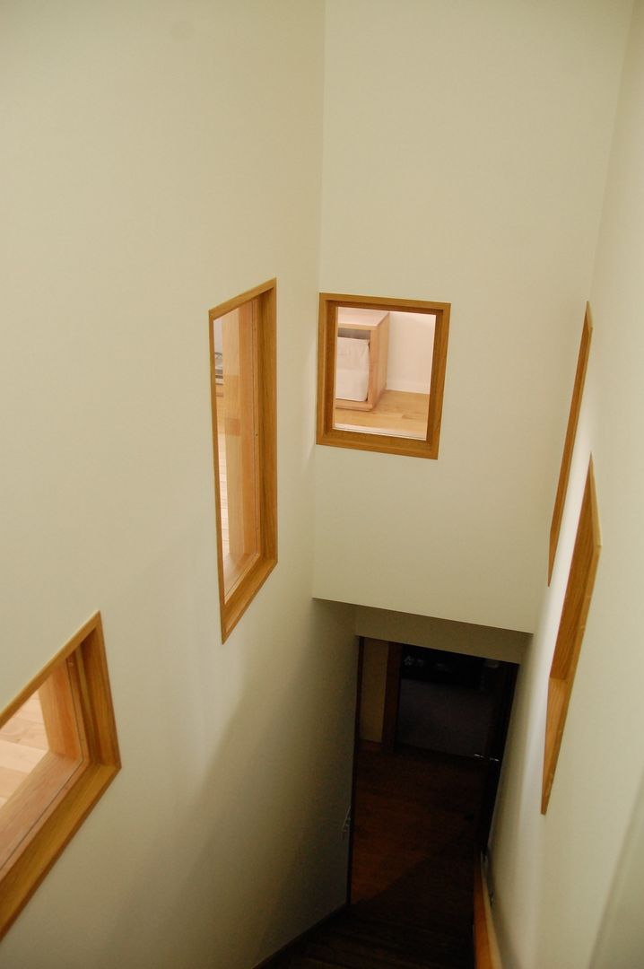 Windows in the stairwell, sorama me Inc. sorama me Inc. Eclectische gangen, hallen & trappenhuizen
