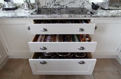 Soft close drawers John Ladbury and Company Cocinas de estilo clásico Armarios y estanterías