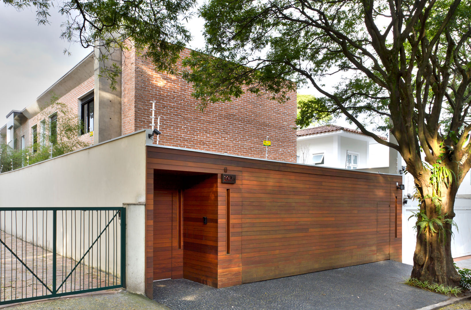 CASA URBANA, PAULA BITTAR ARQUITETURA PAULA BITTAR ARQUITETURA Casas estilo moderno: ideas, arquitectura e imágenes