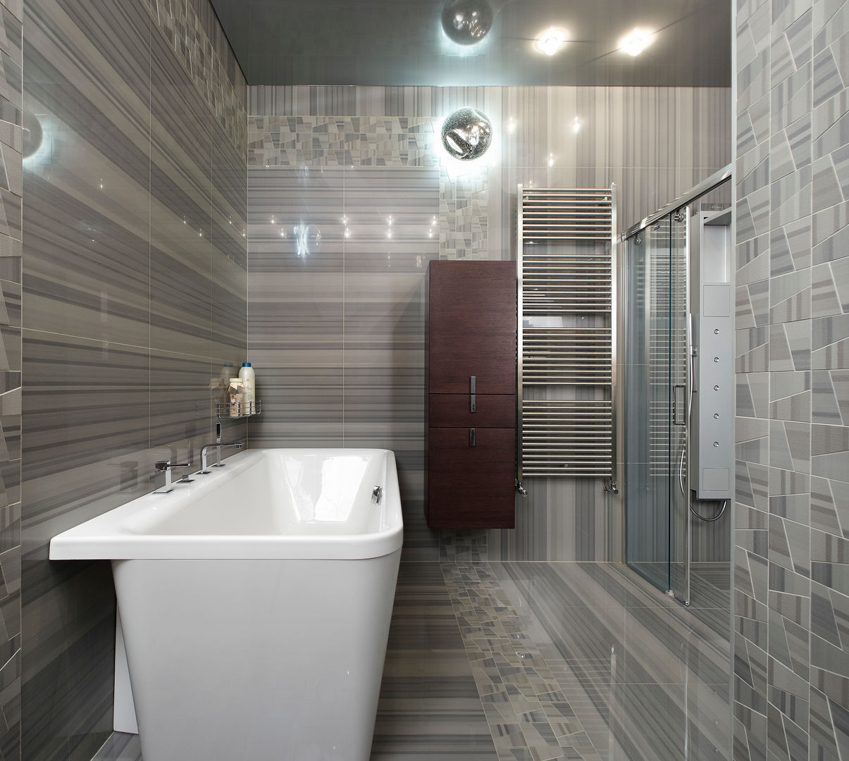 Коттедж, Baydyuk Design Company Baydyuk Design Company Minimalist style bathroom Bathtubs & showers