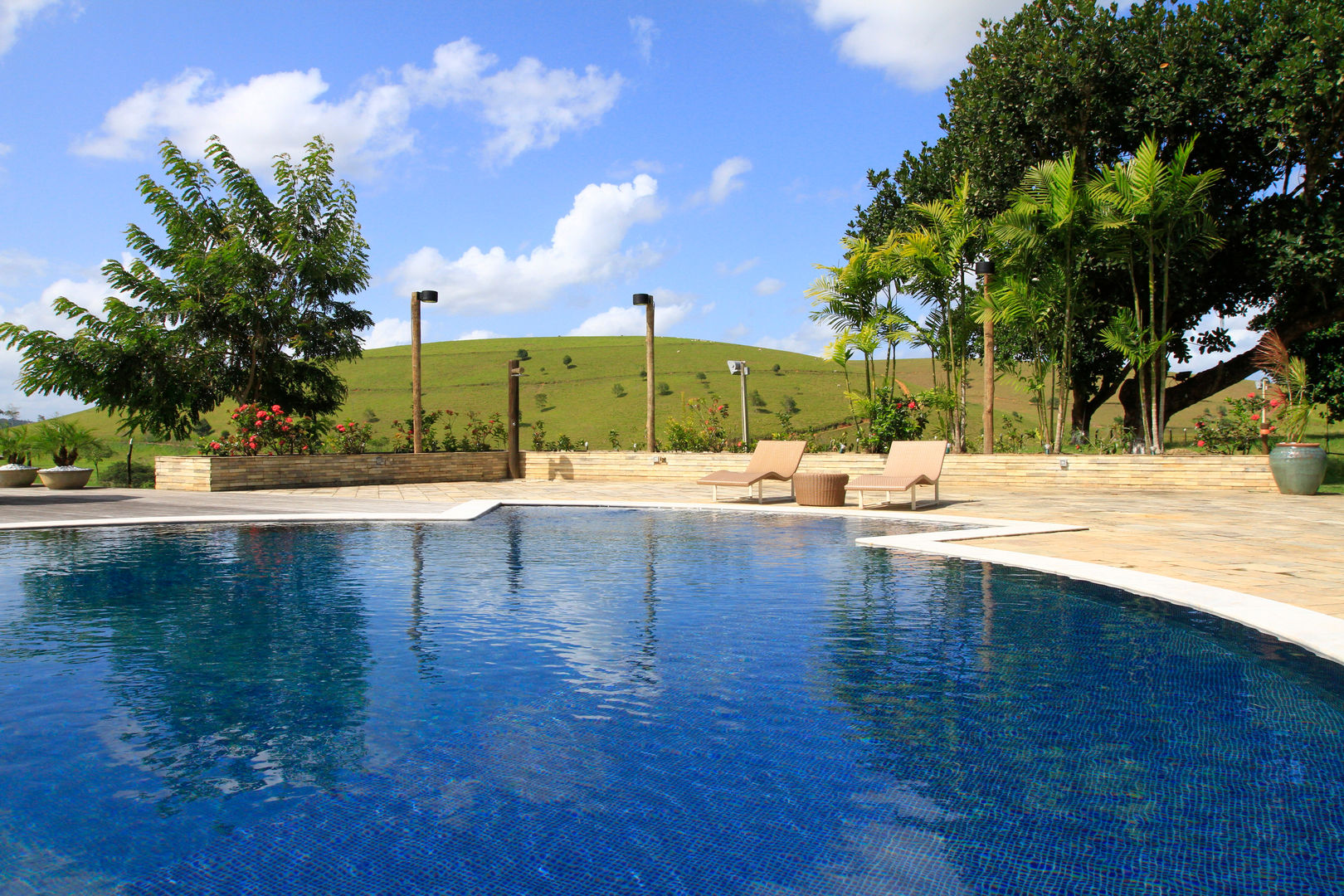 Casa Vermelha, Andréa Calabria Arquitetura Andréa Calabria Arquitetura Piscinas rurales