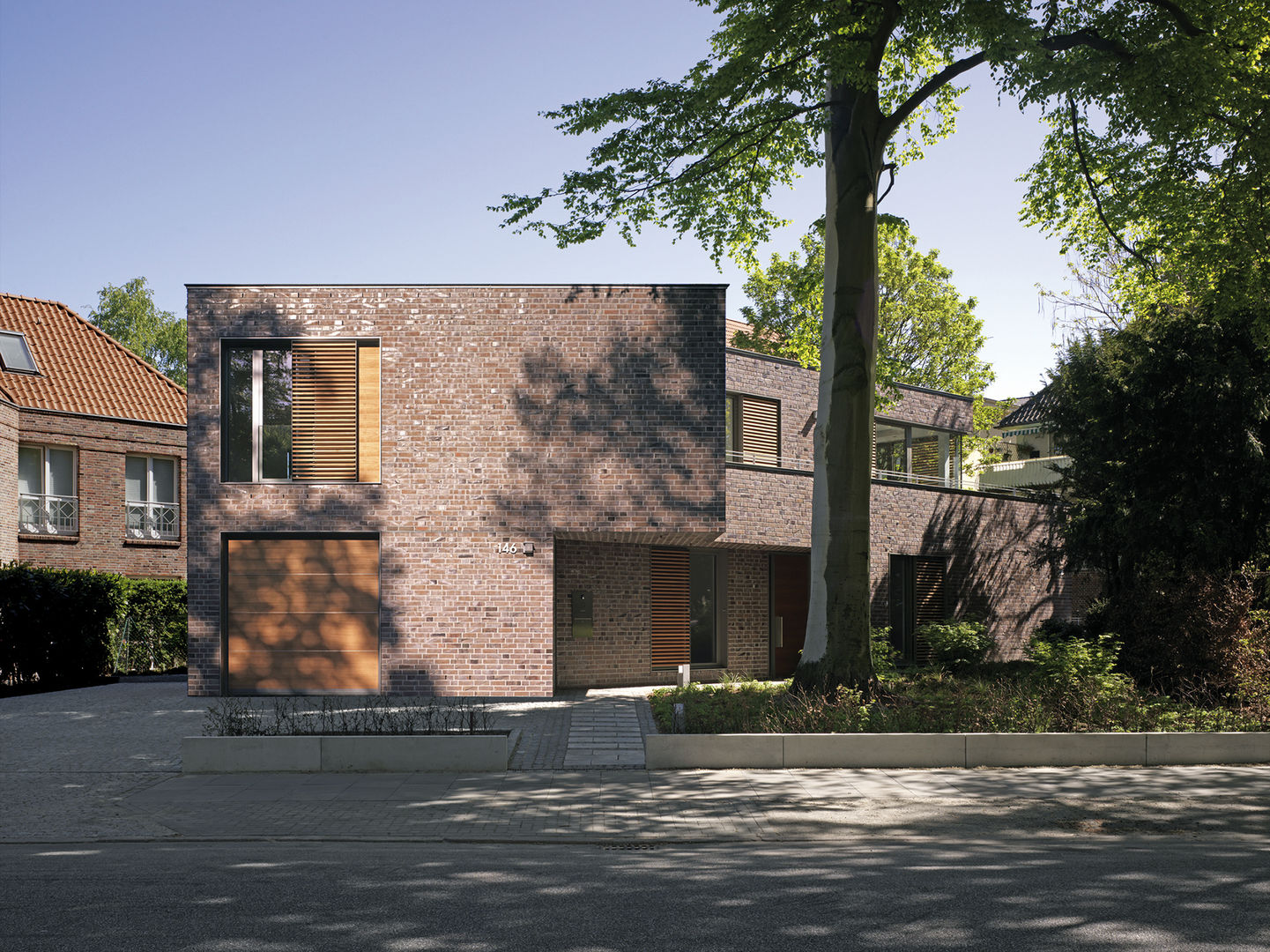 Im Schatten des Baumes - Stadthaus in Hamburg-Winterhude , KITZMANN ARCHITEKTEN KITZMANN ARCHITEKTEN Дома в стиле модерн