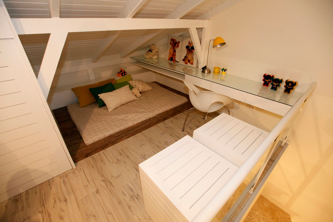 Sótão EL- Joinville/SC – Estúdio Kza Arquitetura e Interiores, Kza Arquitetura Kza Arquitetura Teen bedroom