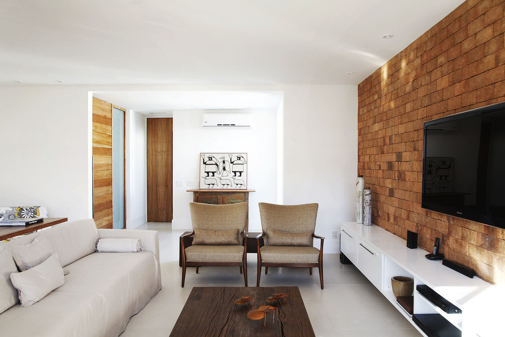 Residência Santiago, Lattoog Lattoog Minimalist living room