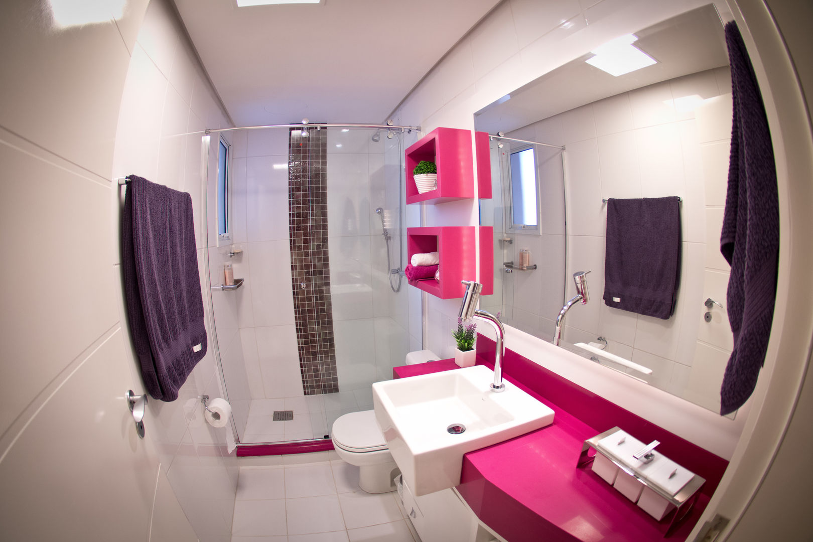 Banheiro Social Colorido INOVA Arquitetura Banheiros modernos Espelho,Encanamento,Tocar,Pia,Construção,Banheiro,Roxa,Pia do banheiro,Design de interiores,Banheiro