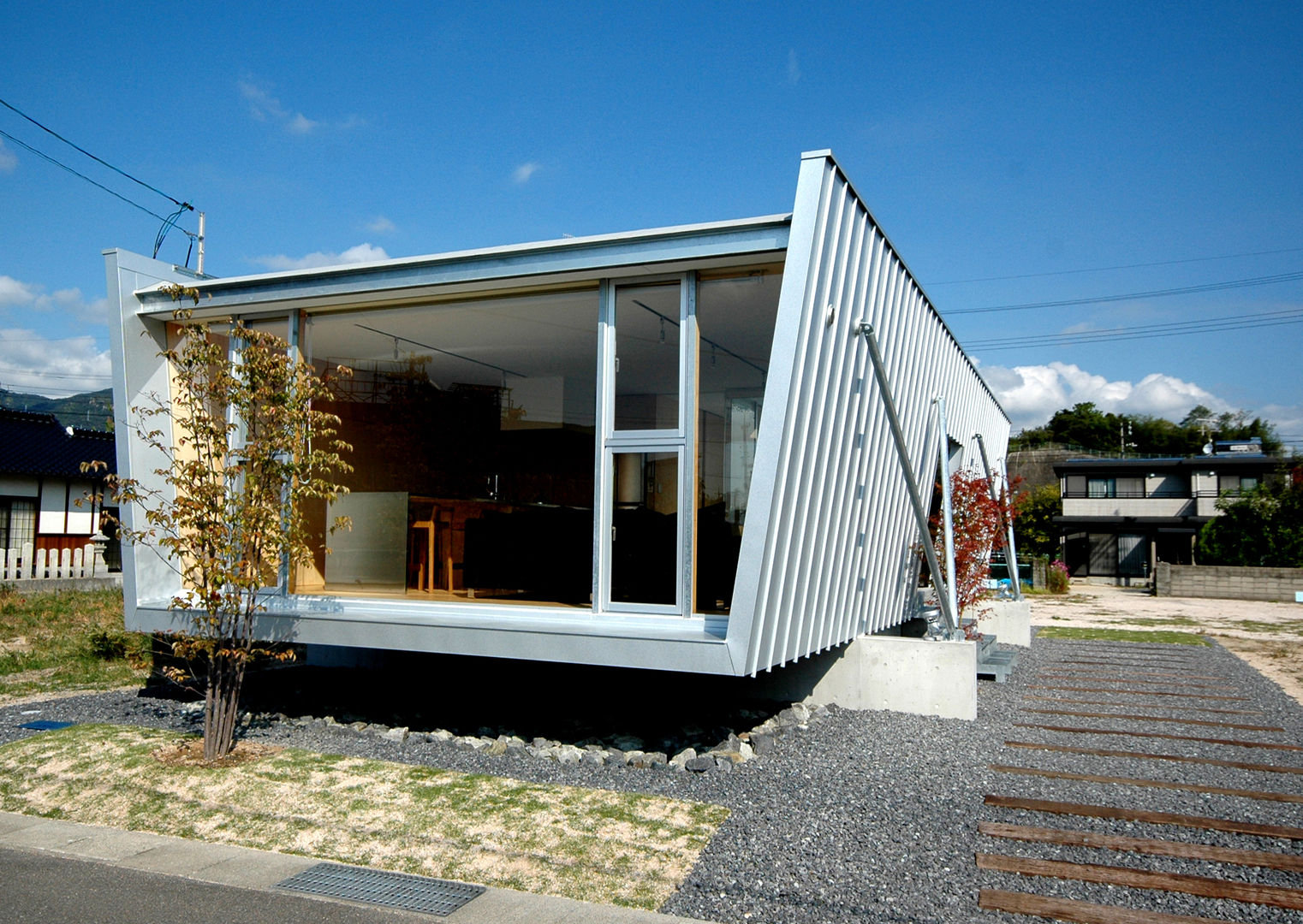 Slightly tilted inverted trapezoidal outer wall 土居建築工房 Small houses House One Story House Exterior
