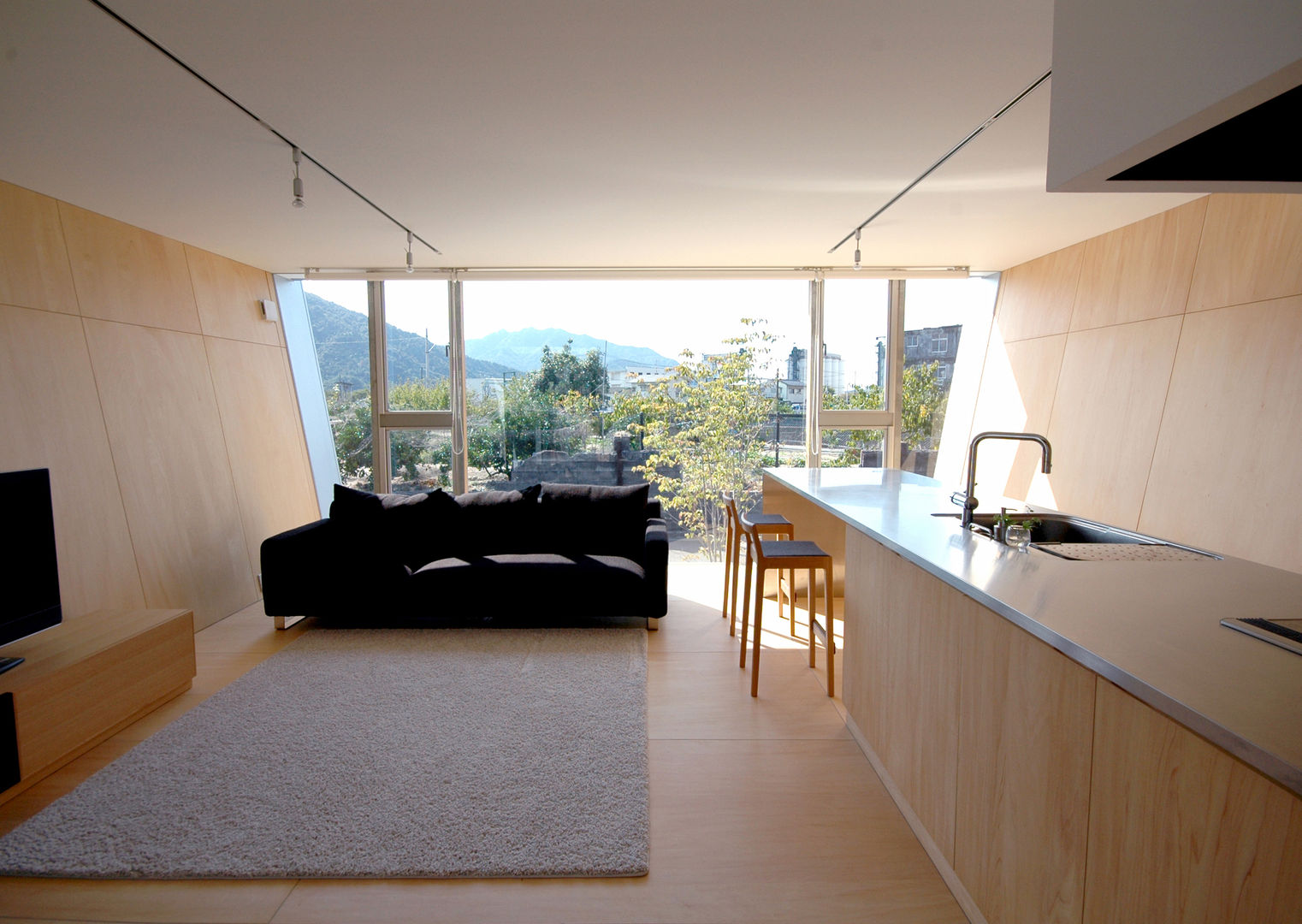 Imagine the bottom of a ship with plywood on the floor and walls 土居建築工房 Modern living room Kitchen Dining Living