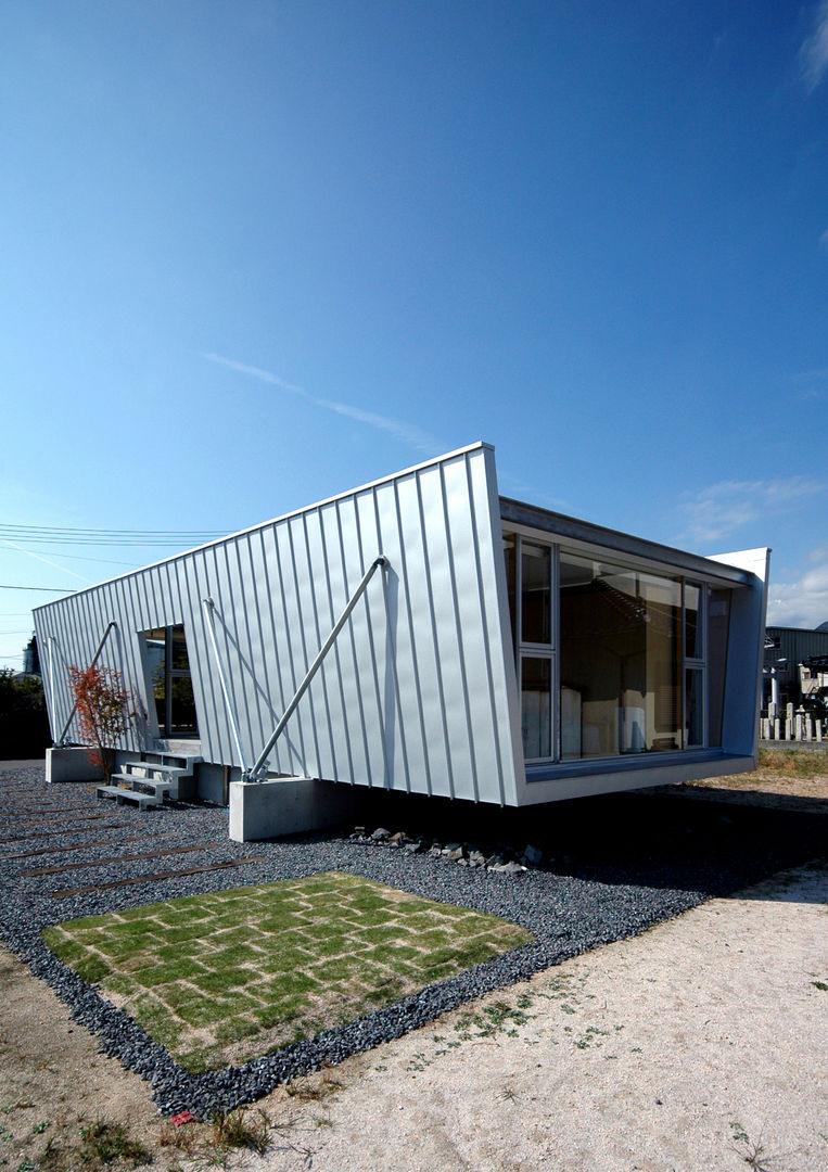 Boat House Nestled in the image that you want to sail 土居建築工房 Domki małe House One Story House Exterior