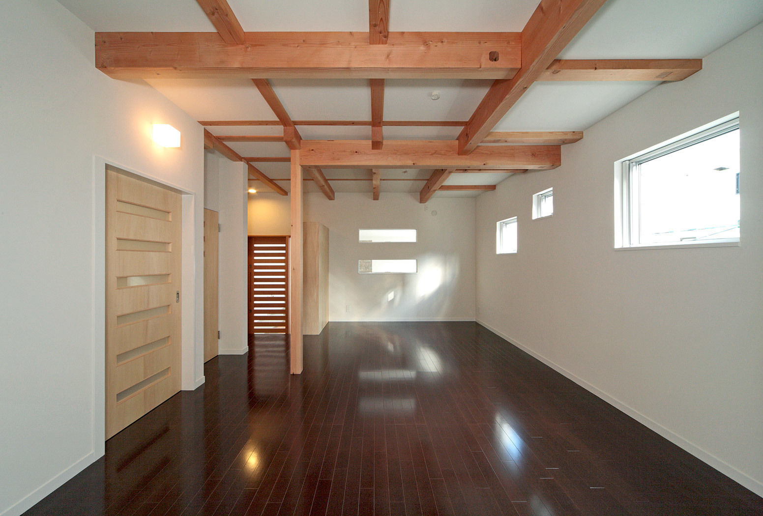 玄関と一体の多目的室 田崎設計室 モダンデザインの 多目的室