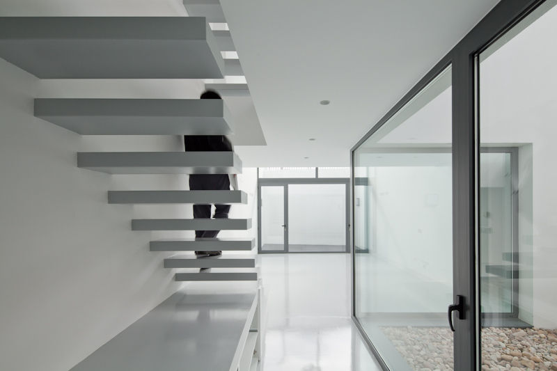 Escaleras OKULTUS Pasillos, vestíbulos y escaleras de estilo minimalista