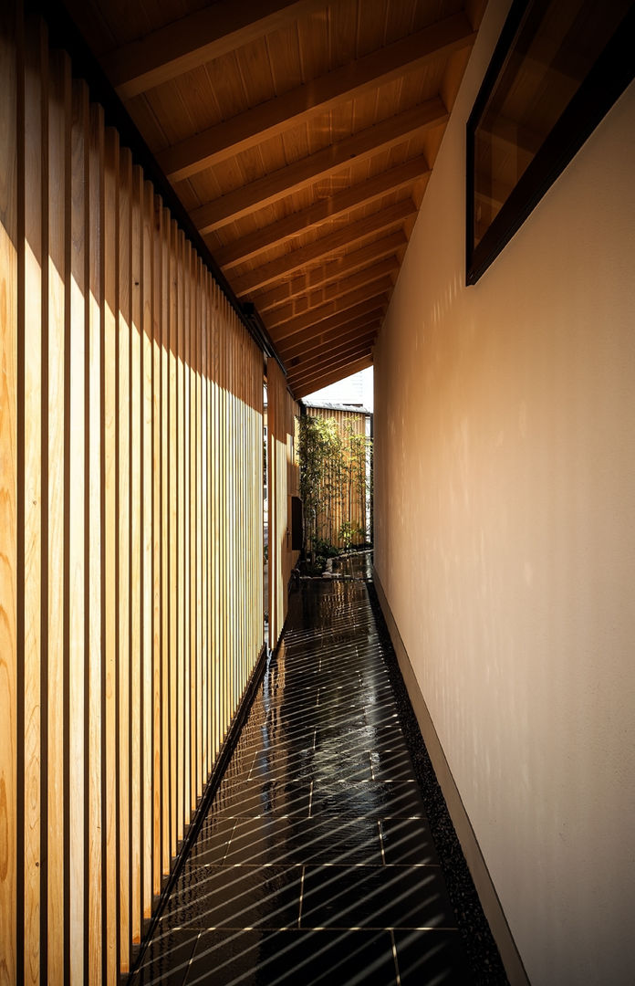 A view of the entrance from the front door 株式会社seki.design Asian style houses