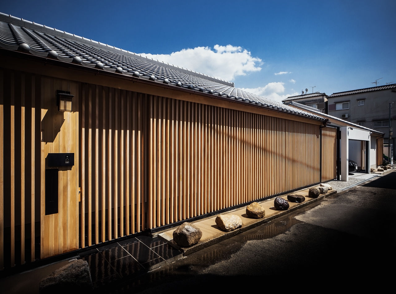 The facade on the west side 株式会社seki.design Asian style houses