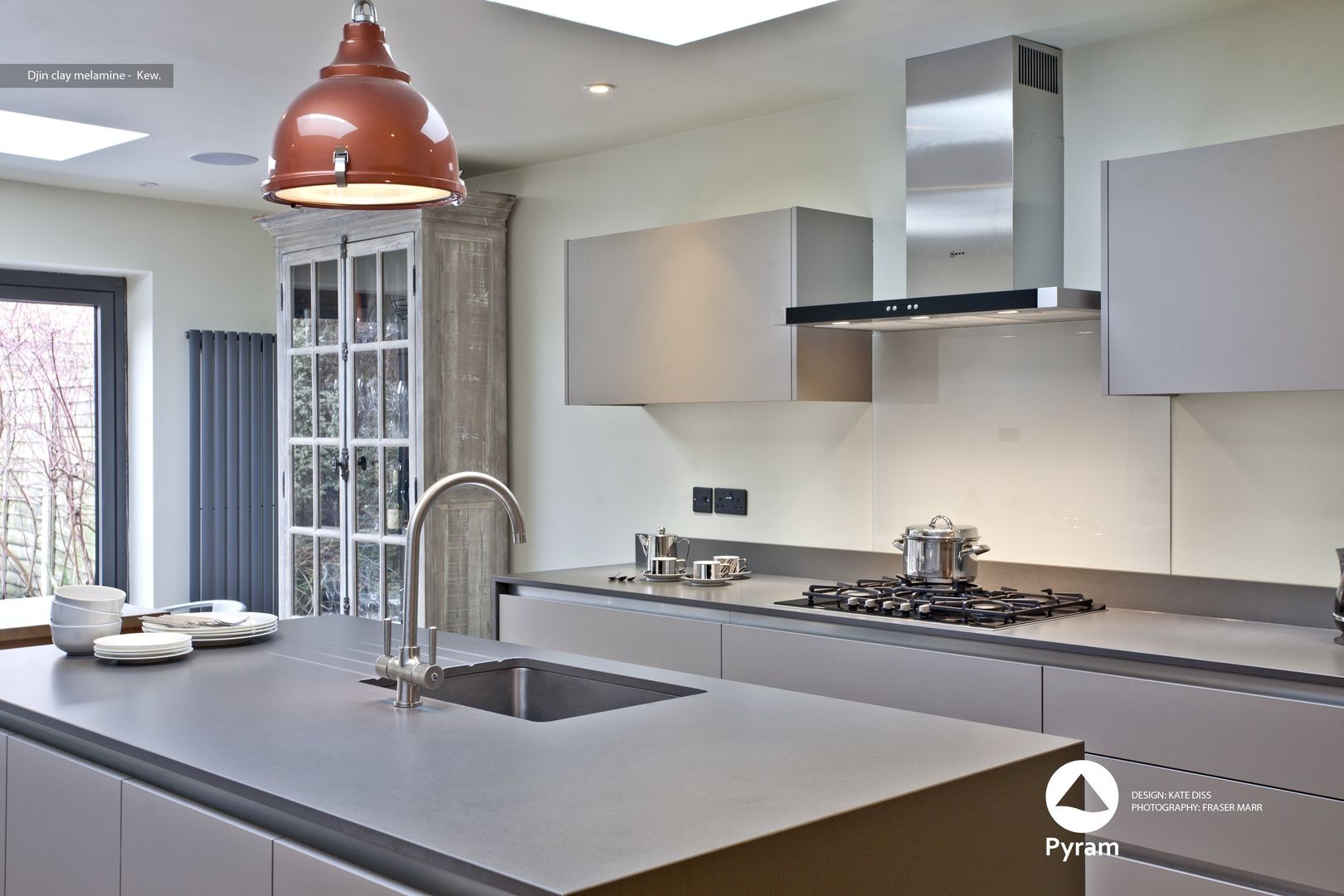 Crisp Kew Kitchen homify Cocinas modernas