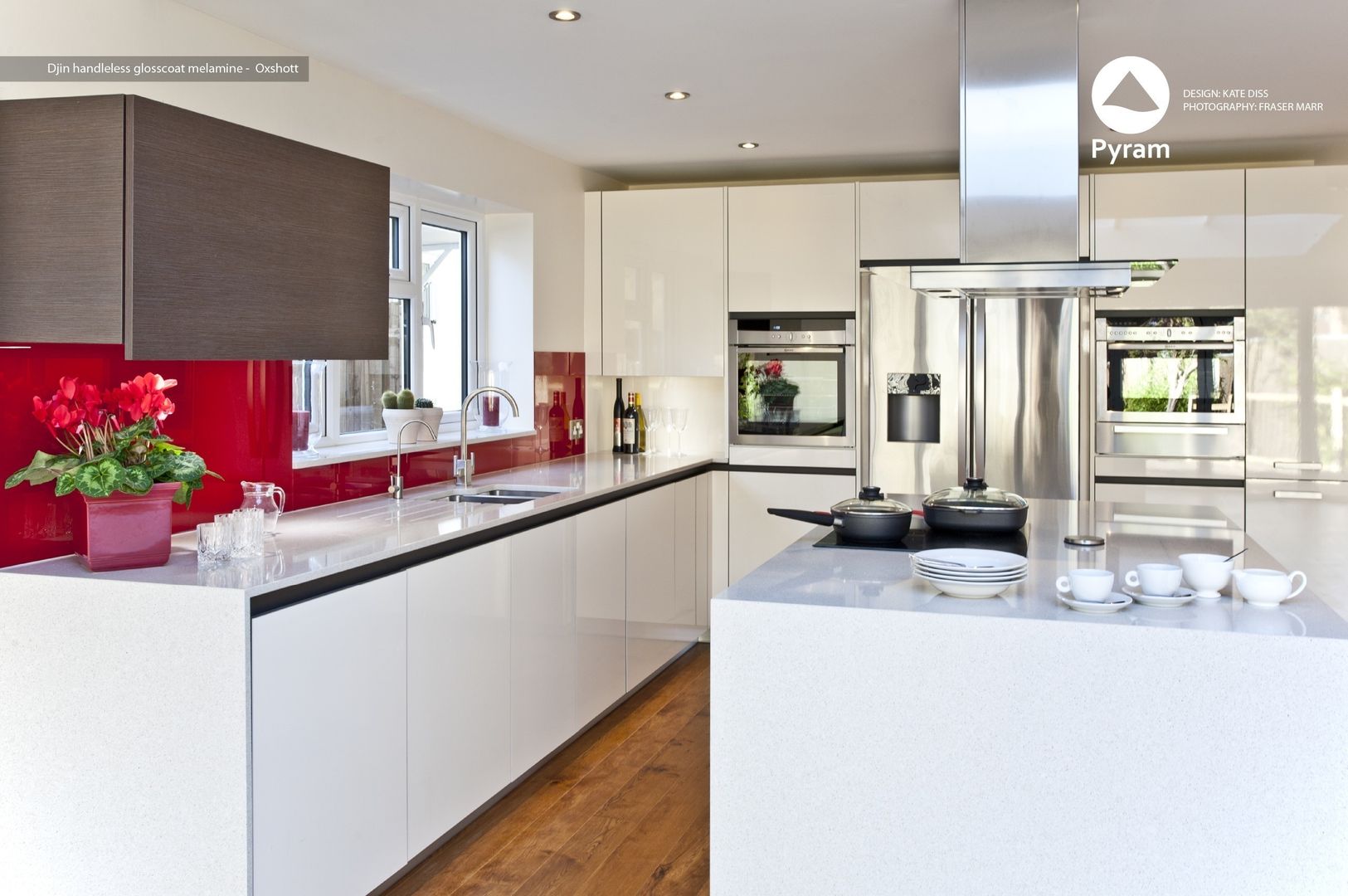 Durable glossy Oxshott kitchen. homify ห้องครัว