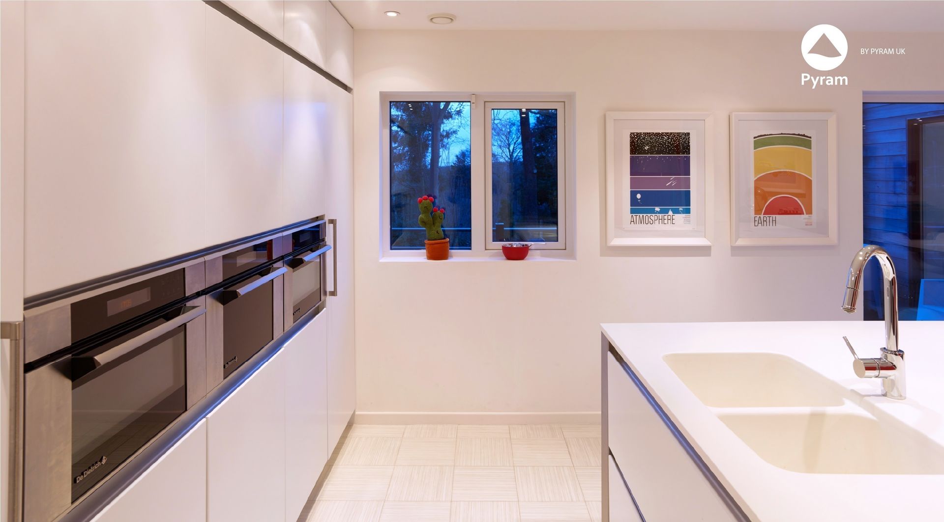 White handleless kitchen in Leeds homify Cocinas de estilo minimalista