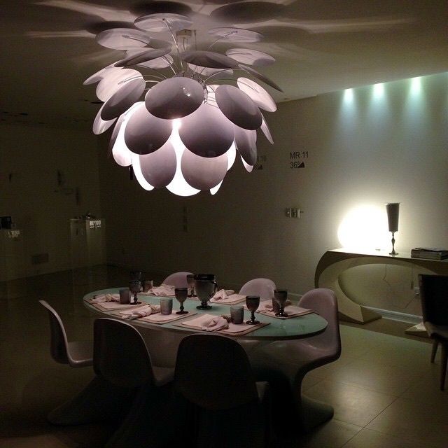 Showroom em Balneário Camboriú, K I A R E Z A K I A R E Z A Modern dining room Lighting