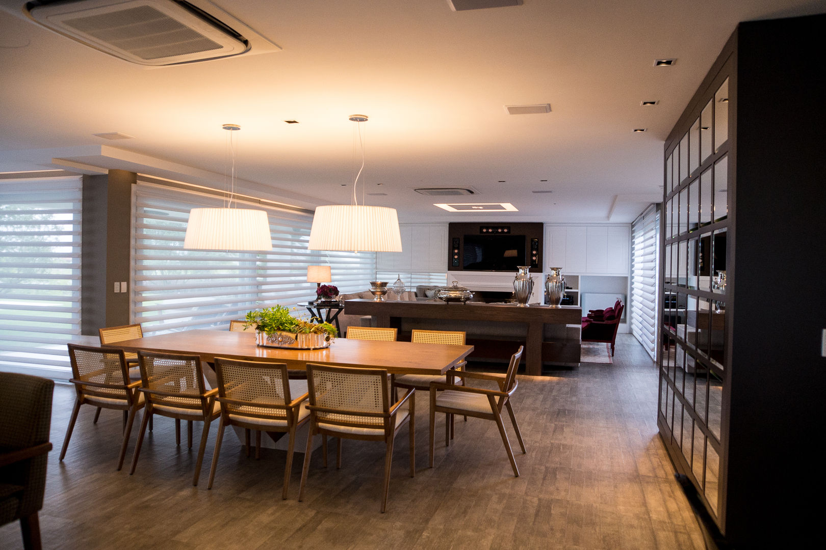 CASA EM CONDOMÍNIO, Joana & Manoela Arquitetura Joana & Manoela Arquitetura Modern dining room Tables