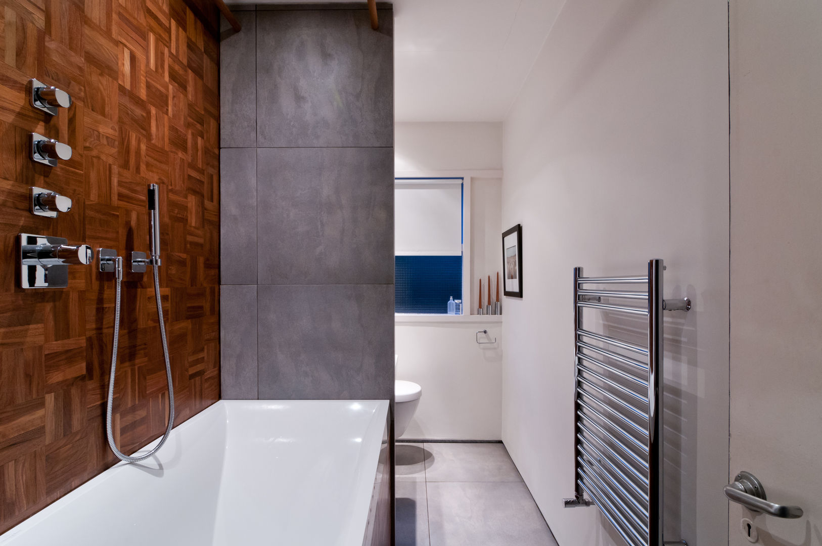 homify Modern bathroom