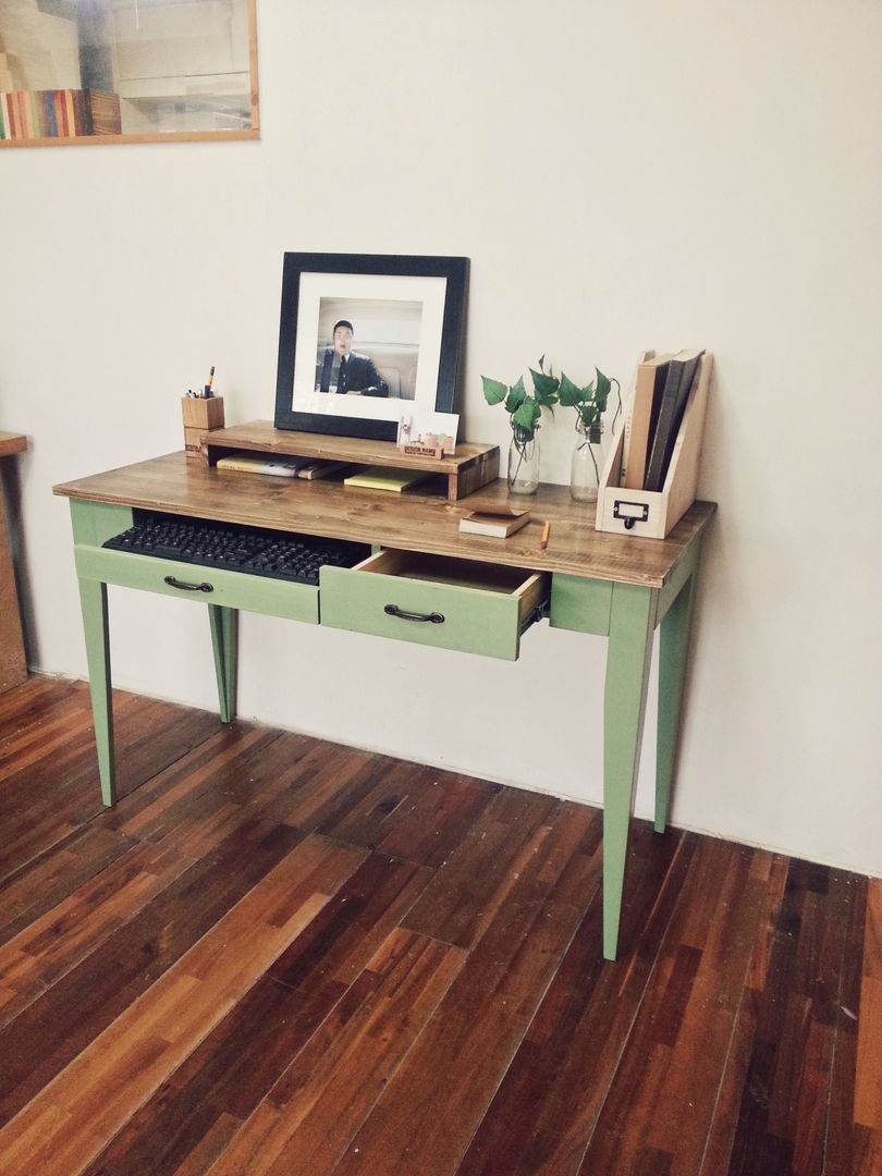 Olive green desk, Design-namu Design-namu Oficinas y bibliotecas de estilo rural Escritorios