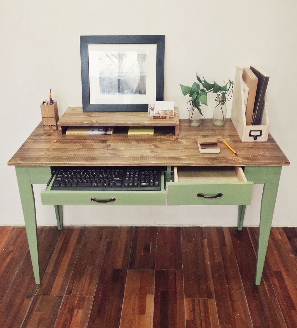 Olive green desk, Design-namu Design-namu Landelijke studeerkamer Bureaus
