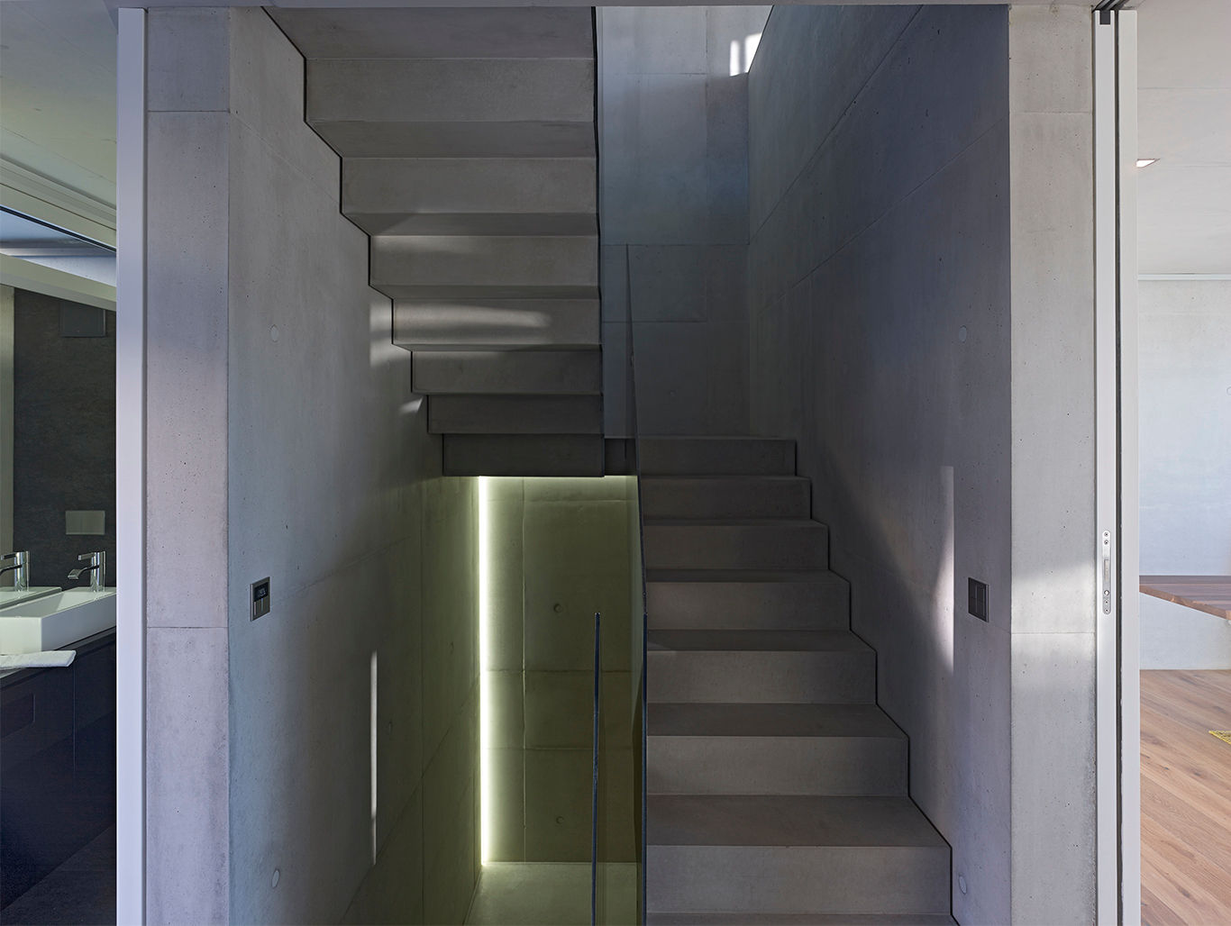 HAUS IN WEIL DER STADT, AMP Architekten AMP Architekten Modern corridor, hallway & stairs