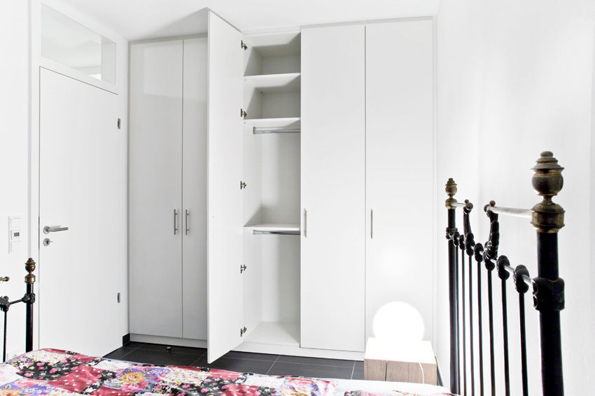 Einbauschrank im Gästezimmer, schrankwerk.de schrankwerk.de Classic style bedroom Engineered Wood Transparent Wardrobes & closets