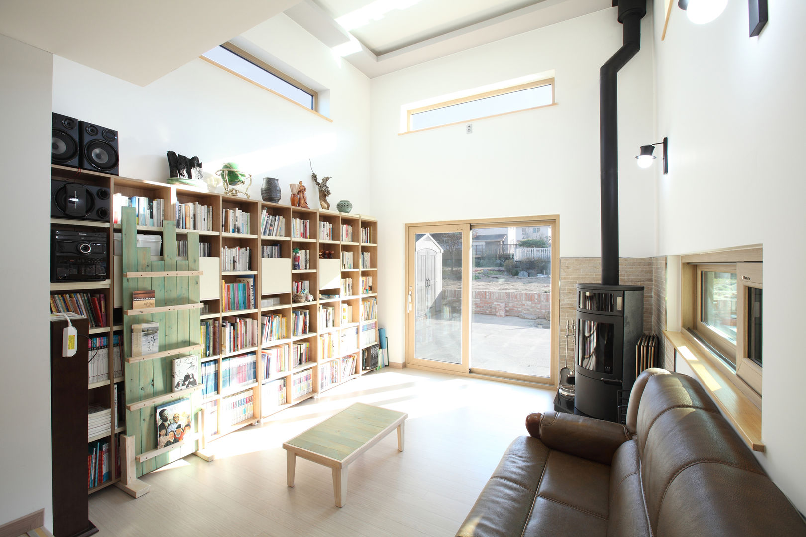3대가 사는 집 용인 양지주택, 주택설계전문 디자인그룹 홈스타일토토 주택설계전문 디자인그룹 홈스타일토토 Modern living room