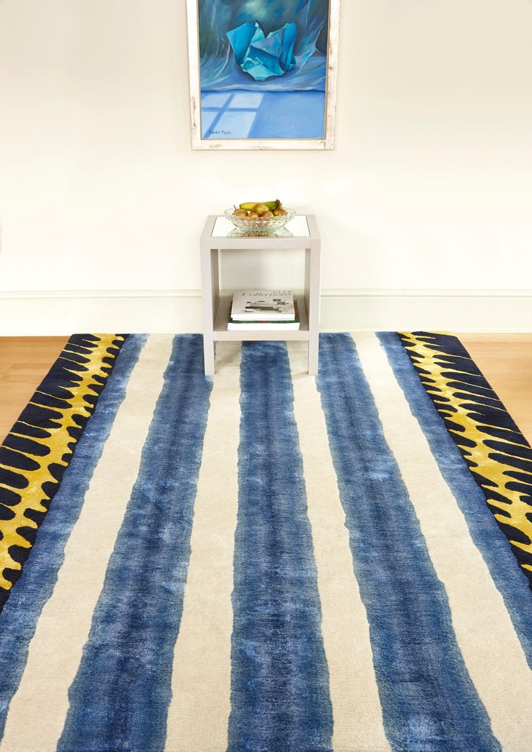 SWEET LIPS hand knotted wool & silk rug from the 2013 DESIGNS FROM THE DEEP collection Deirdre Dyson Carpets Ltd Pasillos, vestíbulos y escaleras de estilo moderno