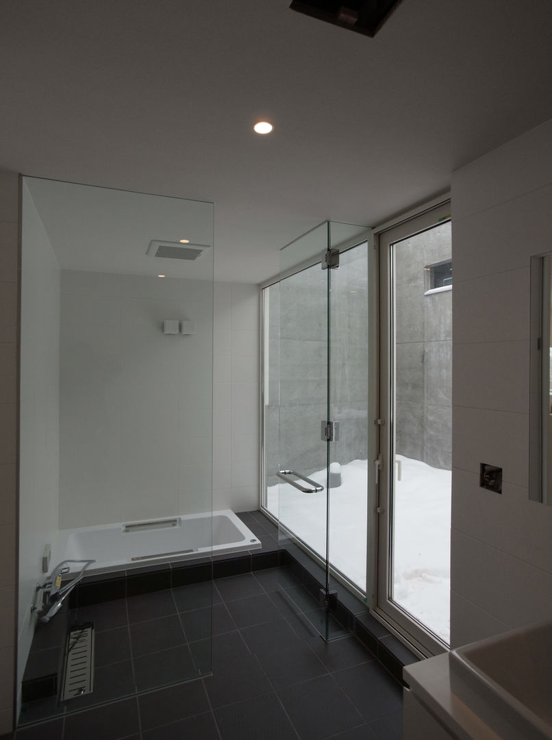 ナカノサワの家, 株式会社コウド一級建築士事務所 株式会社コウド一級建築士事務所 Modern bathroom