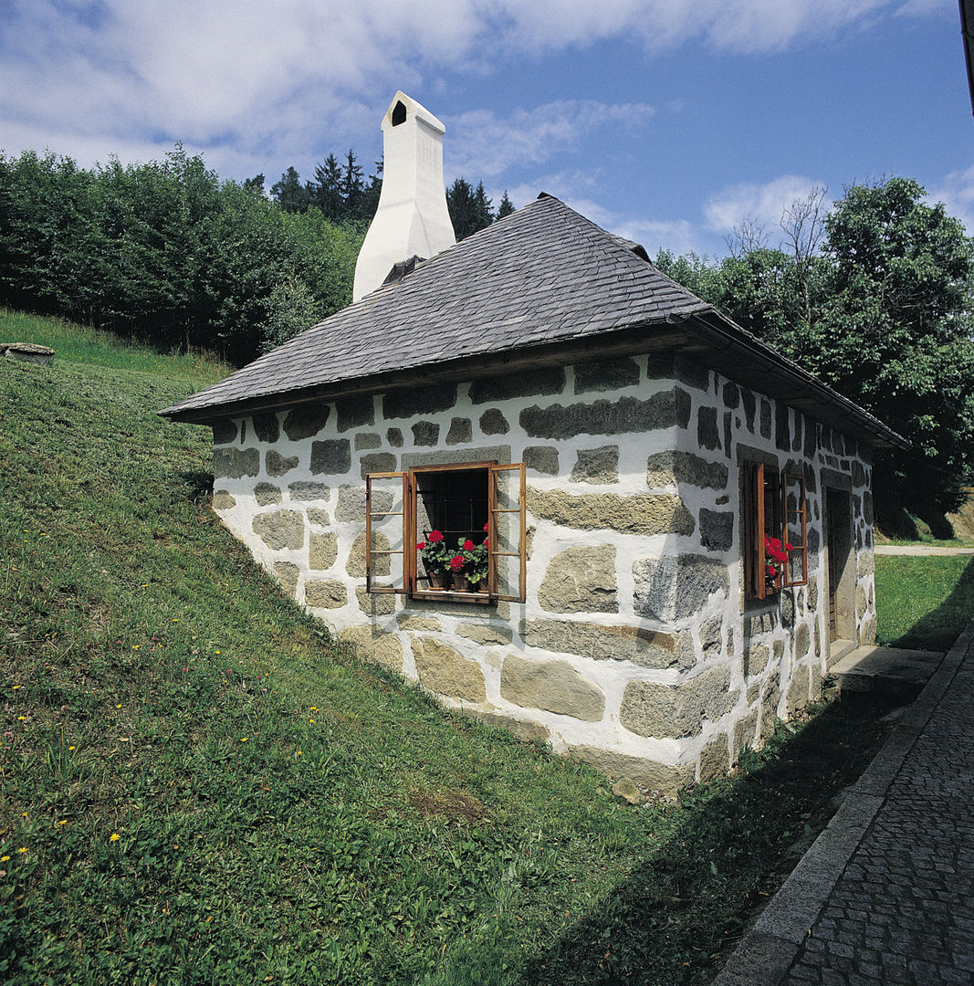 Gemütliches Gartenhaus aus Granit, Jahn Gewölbebau Jahn Gewölbebau Country style houses