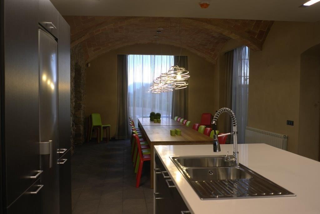 CASA RURAL EN GURB VIC (BARCELONA), KITS INTERIORISME KITS INTERIORISME Sala da pranzo in stile rustico