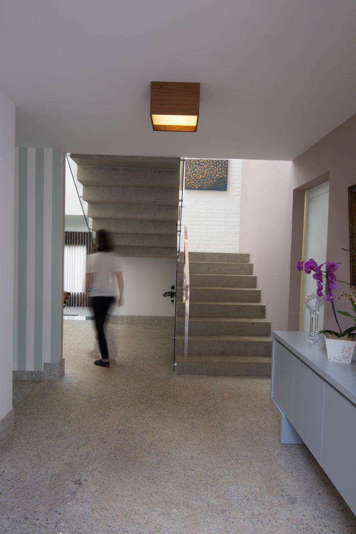 CASA MP, Mutabile Arquitetura Mutabile Arquitetura Country style corridor, hallway& stairs