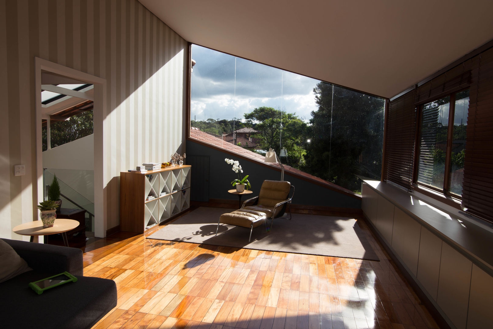 CASA RETIRO DAS PEDRAS, Mutabile Arquitetura Mutabile Arquitetura Sala multimediale in stile rurale