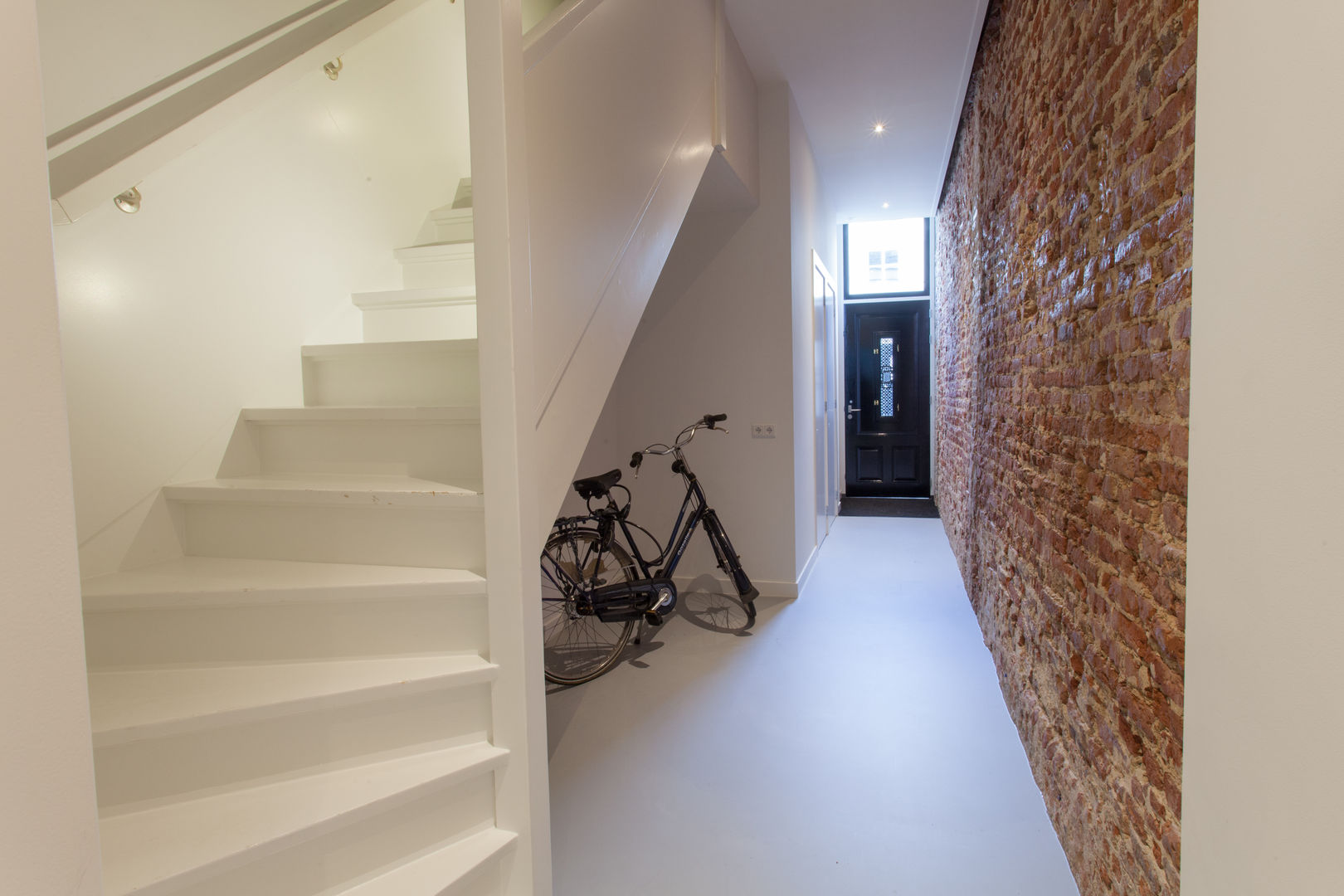 de (drie) Moriaen(en), architectenbureau Huib Koman (abHK) architectenbureau Huib Koman (abHK) Minimalist corridor, hallway & stairs