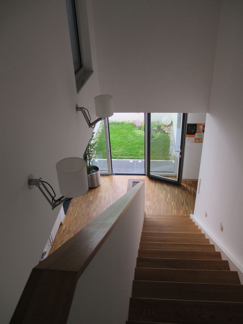 Haus B in Waiblingen, bohnarchitektur bohnarchitektur Modern corridor, hallway & stairs