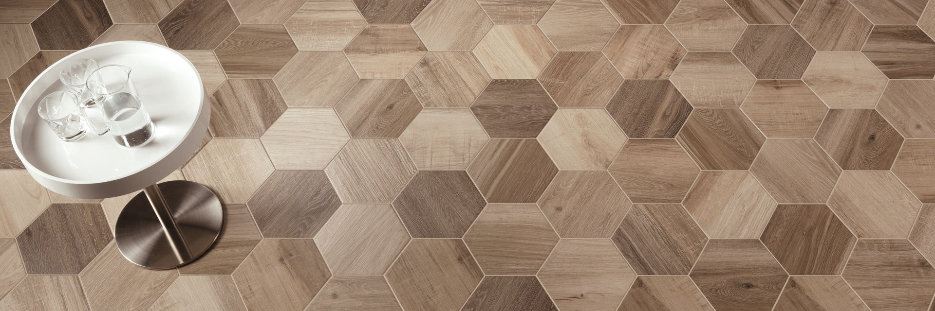 Hexagon Wood, The Baked Tile Company The Baked Tile Company モダンデザインの リビング