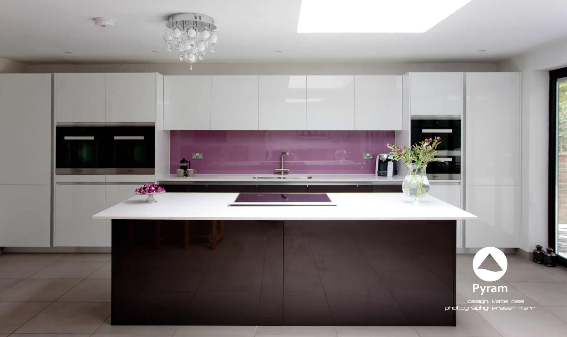 "Long" Island Kitchen homify Dapur Modern