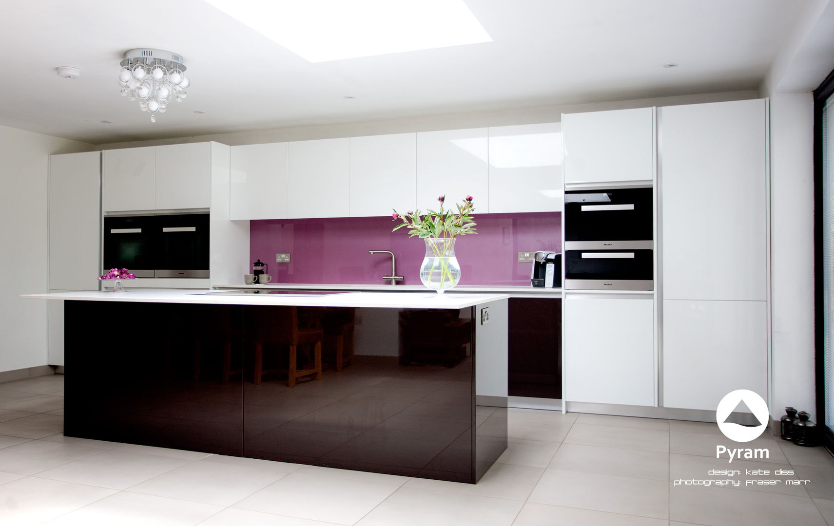 "Long" Island Kitchen homify Nhà bếp phong cách hiện đại