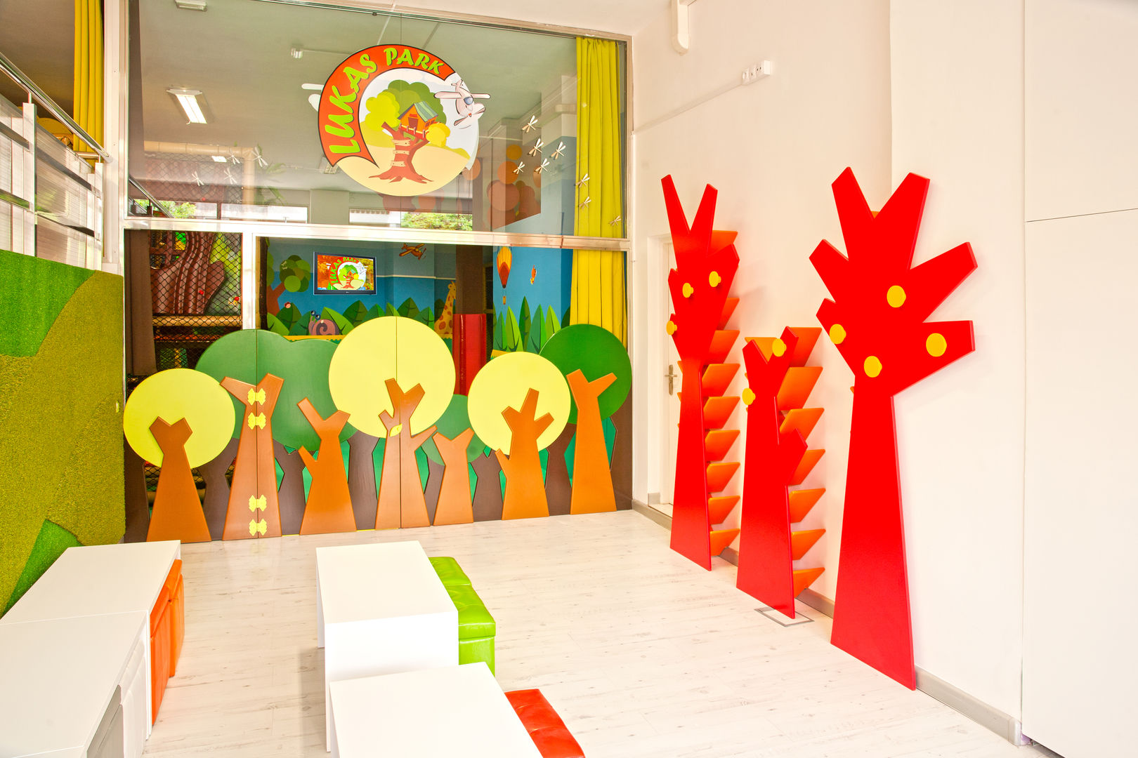Zapatero-perchero infantil integrado en el espacio de hall de entrada marengo espacios y formas Dormitorios infantiles de estilo minimalista Almacenamiento