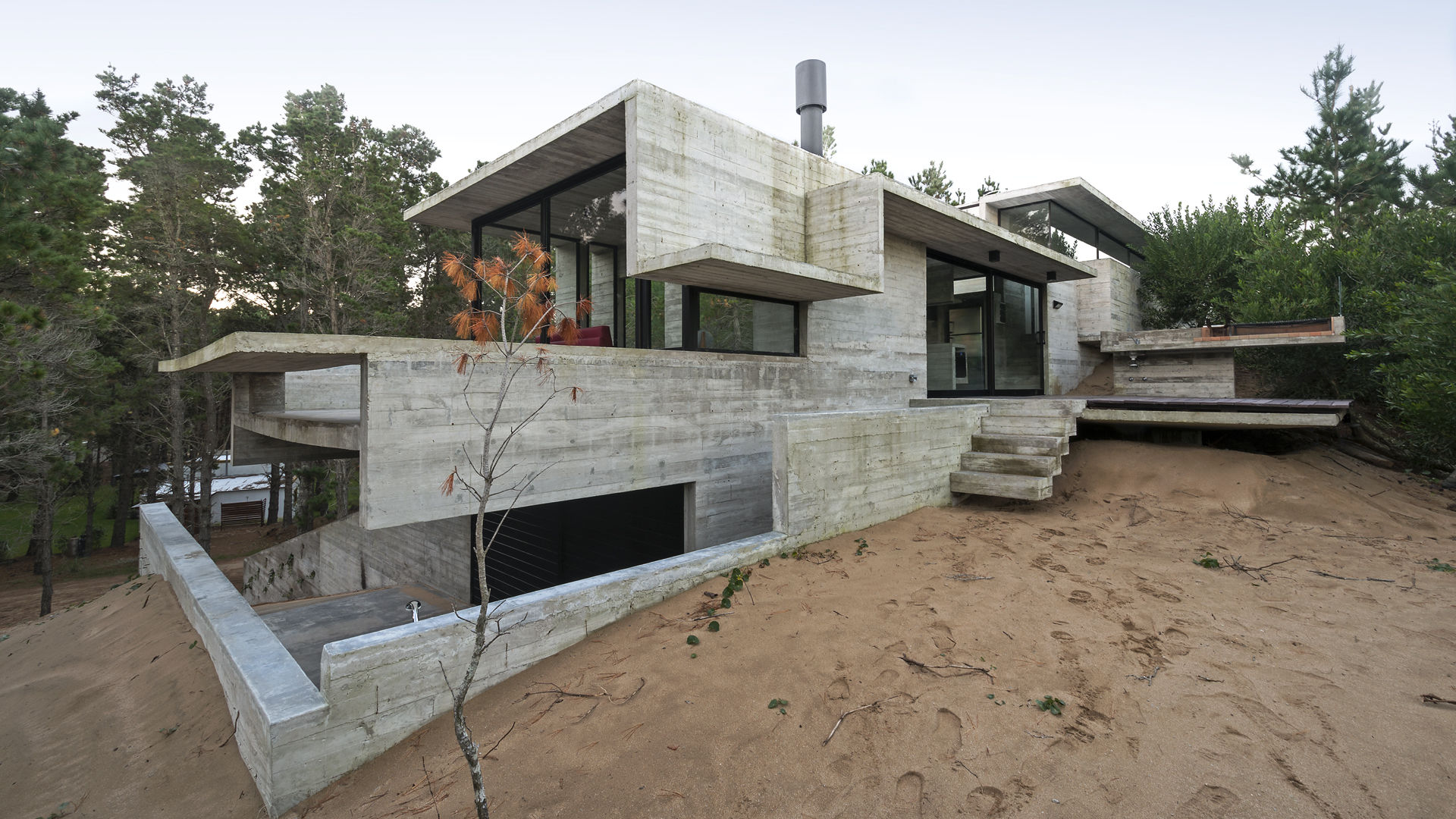 WEIN HOUSE Besonías Almeida arquitectos モダンな 家