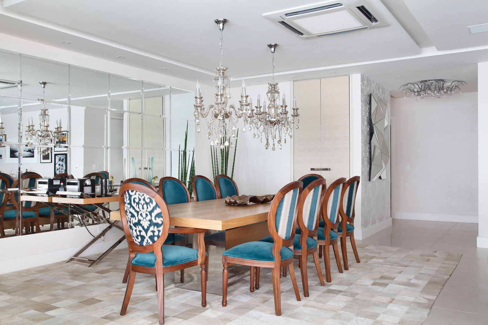 Apartamento na Barra da Tijuca, Ana Adriano Design de Interiores Ana Adriano Design de Interiores Їдальня