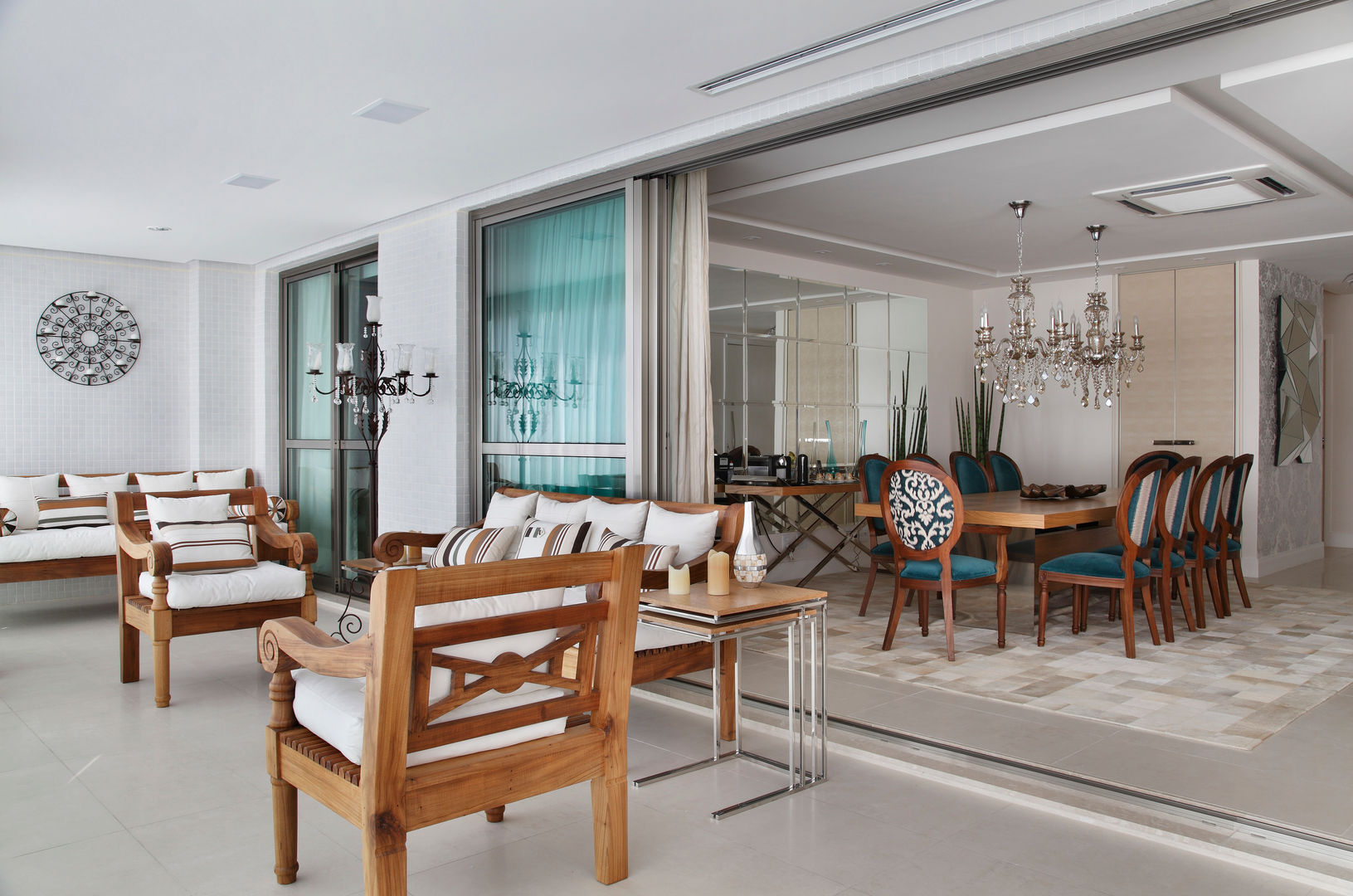 Apartamento na Barra da Tijuca, Ana Adriano Design de Interiores Ana Adriano Design de Interiores Balcones y terrazas de estilo ecléctico