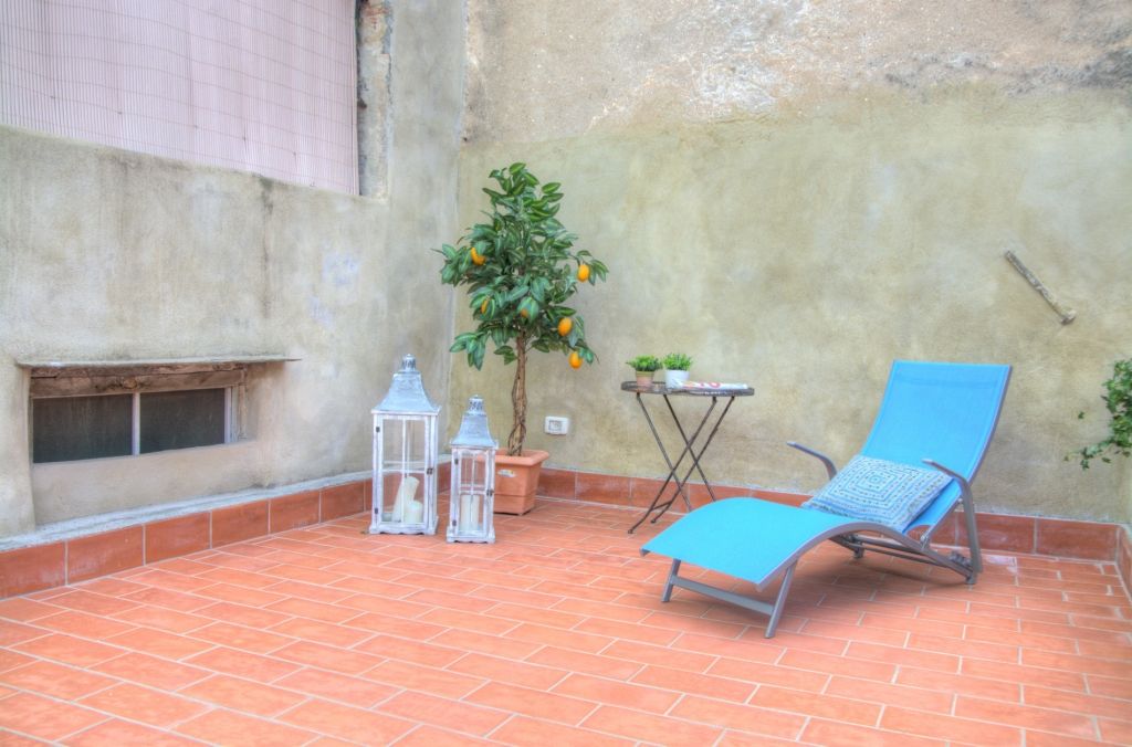 Ricondizionamento di appartamento destinato alla vendita nel centro storico di Finale Ligure, Lella Badano Homestager Lella Badano Homestager Giardino in stile mediterraneo Accessori & Decorazioni