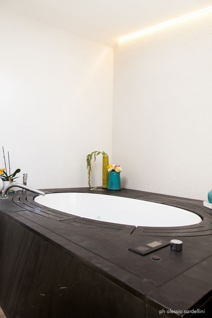 House 090, COOLSTOODIO COOLSTOODIO Minimalist style bathrooms Bathtubs & showers
