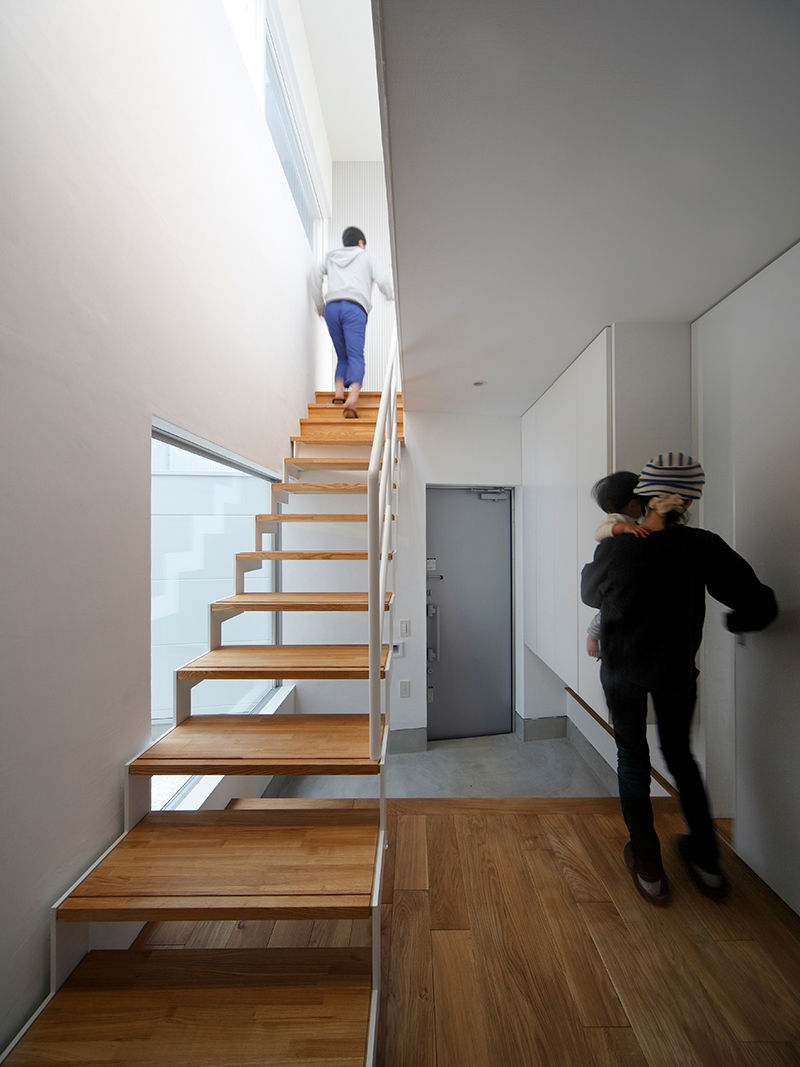 TOUFU, +0 atelier | プラスゼロアトリエ +0 atelier | プラスゼロアトリエ Modern corridor, hallway & stairs